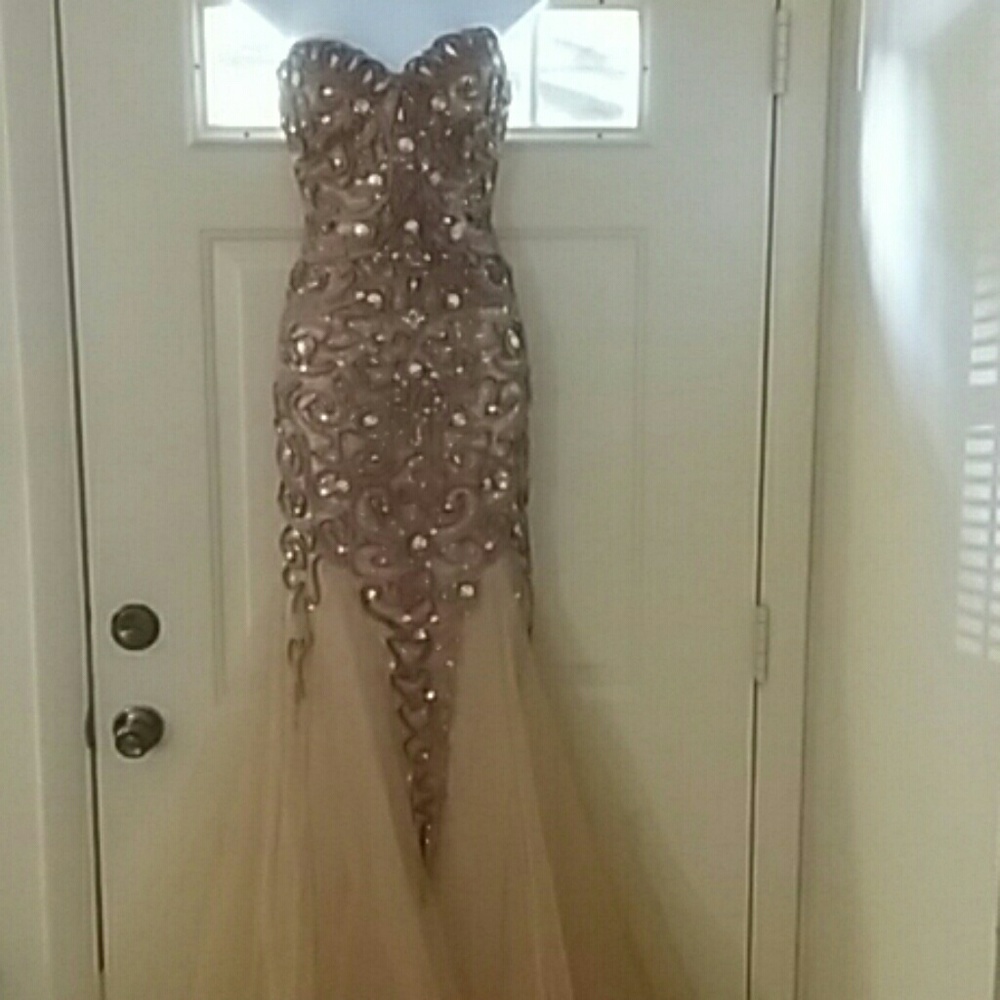 Gown - Picture 4 of 4